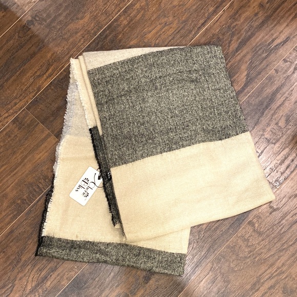 Accessories - Scarf or blanket